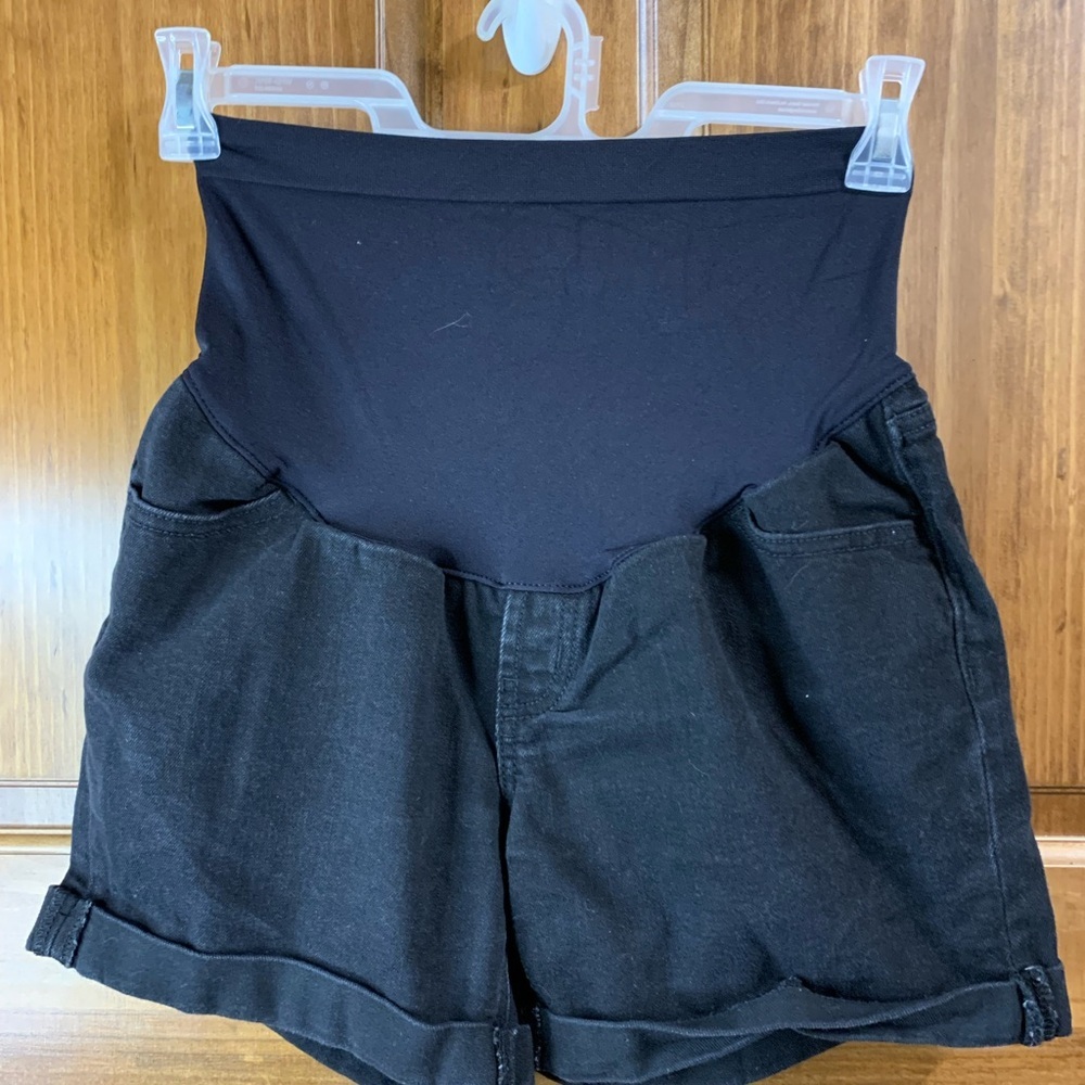 Old Navy Women's Maternity Black Shorts size 6
